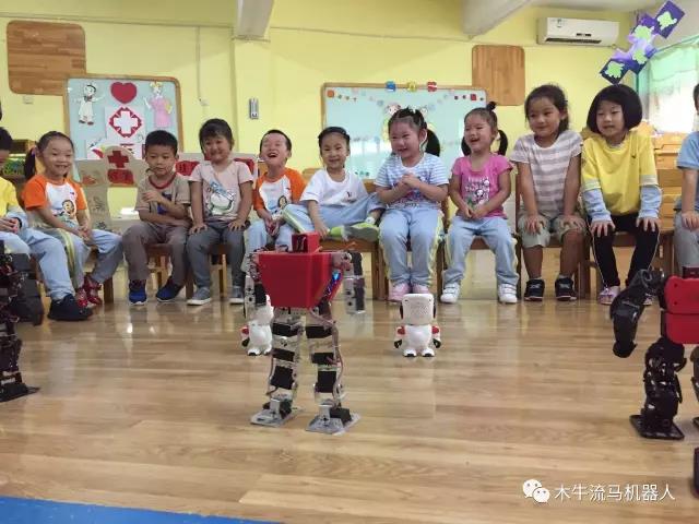 彭彭樂樂機器人總動員走進紅黃藍(lán)幼兒園